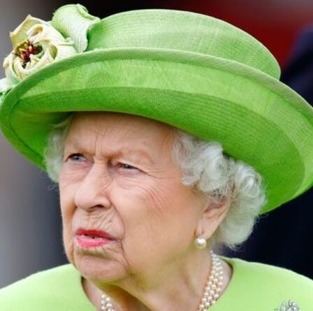 Queen dépeinte comme ne parvenant pas à « comprendre son rôle » dans The Crown – un expert condamne Netflix