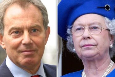 Queen est partie "blessée et perplexe" par la décision de Tony Blair: "Vue comme une vengeance!"