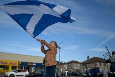 Rangée de drapeau écossais: un voisin se plaint au conseil du mât de drapeau « inesthétique » de l'homme en sautoir