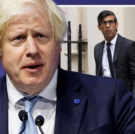 Rébellion du Cabinet EN DIRECT: Boris face à des assauts sur TROIS fronts - La cote d'approbation du PM plonge