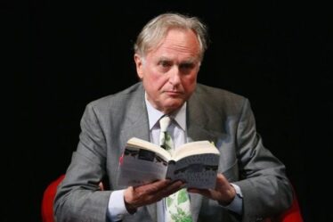 Richard Dawkins dénonce les universités « réveillées » pour avoir permis aux théoriciens de la Terre plate de prospérer