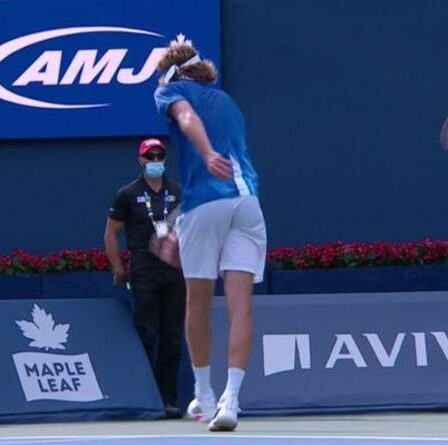 Stefanos Tsitsipas casse la raquette et fracasse la balle dans un accès de rage contre Reilly Opelka