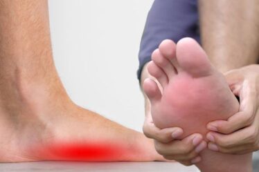 Symptômes de carence en vitamine B12 : la « sentiment » dans vos pieds qui peut signaler de faibles niveaux de B12