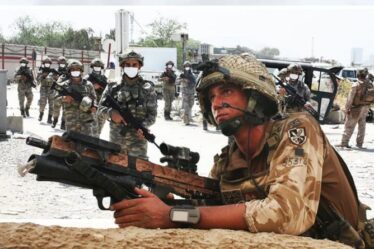 Taliban EN DIRECT: SAS entraîne les forces spéciales afghanes à la riposte après un pont aérien secret
