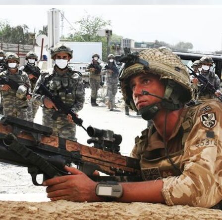 Taliban EN DIRECT: SAS entraîne les forces spéciales afghanes à la riposte après un pont aérien secret