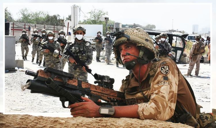Taliban EN DIRECT: SAS entraîne les forces spéciales afghanes à la riposte après un pont aérien secret