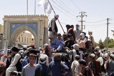Taliban EN DIRECT : « Tout le monde a peur » après l'explosion d'une bombe à Kaboul – des milliers de personnes se précipitent vers la frontière pakistanaise