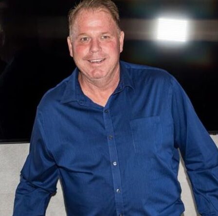 Thomas Markle Jr sauvage après une attaque brutale contre Meghan Markle: "Pris avec une pincée de sel"