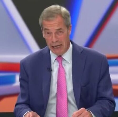 « Tout le monde reçoit une médaille d'or ! »  Nigel Farage claque les résultats du niveau A dans une rangée furieuse de GB News