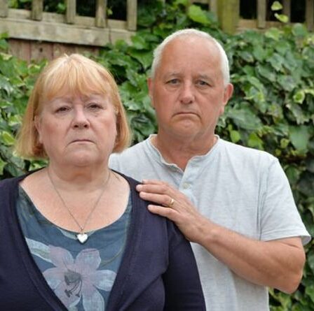 Un chauffeur d'AA jette un couple à la station-service parce que «son quart de travail était terminé»