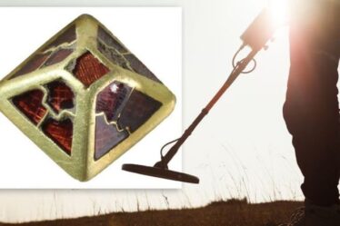 Un détecteur de Norfolk déniche un ornement d'épée anglo-saxon doré datant de 1 400 ans