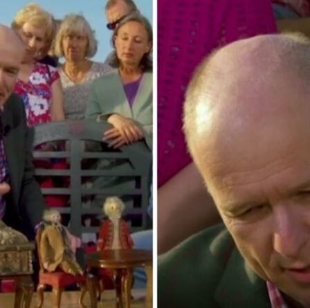 Un expert du Roadshow d'Antiquités ému par l'"impossible" d'évaluer une maison de poupée du XVIIIe siècle