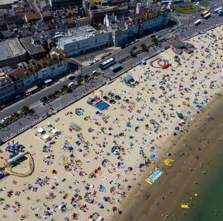 Un garçon de 14 ans et un homme de 19 ans arrêtés pour suspicion de viol après l'attaque de filles sur une plage britannique