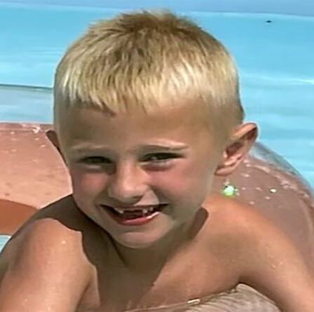 Un garçon effronté de 5 ans tué par la chute d'un miroir dans un magasin