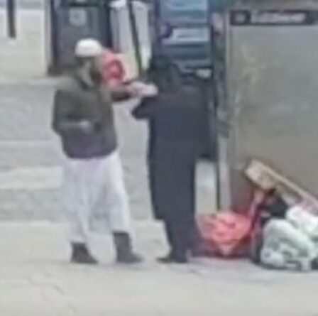 Un homme a filmé en train de briser une bouteille sur un juif orthodoxe lors de la QUATRIÈME agression contre la communauté en une journée