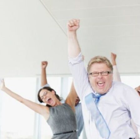 Un millionnaire investit une somme "qui change la vie" dans l'entreprise de ses employés - "Cela triplera les bénéfices