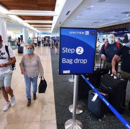 Un partisan de Joe Biden a demandé de couvrir les passagers «offensants» d'un panneau dans la rangée de l'aéroport américain