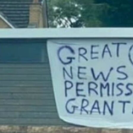 Un père écossais se moque de ses «petits» voisins avec une bannière hilarante après un différend sur la planification
