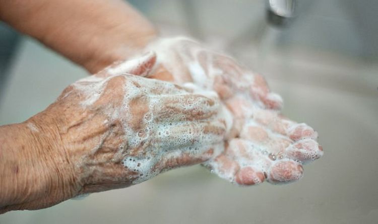 Une femme forcée de se laver les mains près de 20 fois par jour au travail gagne 50 000 £ de dommages et intérêts