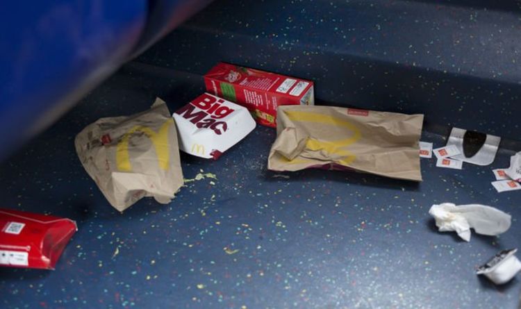 Une femme furieuse demande le remboursement de McDonald's après avoir laissé tomber de la nourriture après son départ