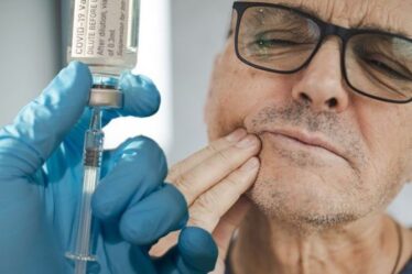 Une nouvelle étude relie la paralysie faciale au vaccin Pfizer Covid mais les avantages «l'emportent de loin sur les risques»