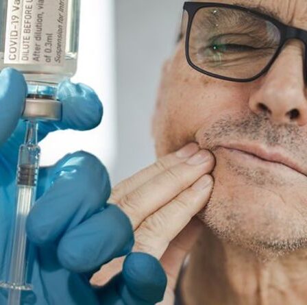 Une nouvelle étude relie la paralysie faciale au vaccin Pfizer Covid mais les avantages «l'emportent de loin sur les risques»