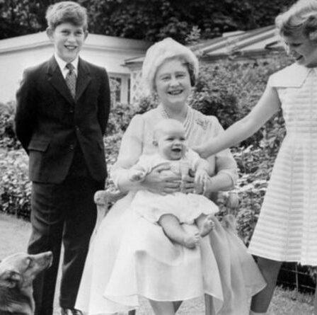 Une photo déterrée du prince Charles avec la reine mère est un « souvenir merveilleux »