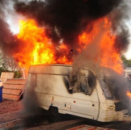 Une querelle de voyageurs éclate alors que deux caravanes sont incendiées après une bagarre à la fourche à la station-service