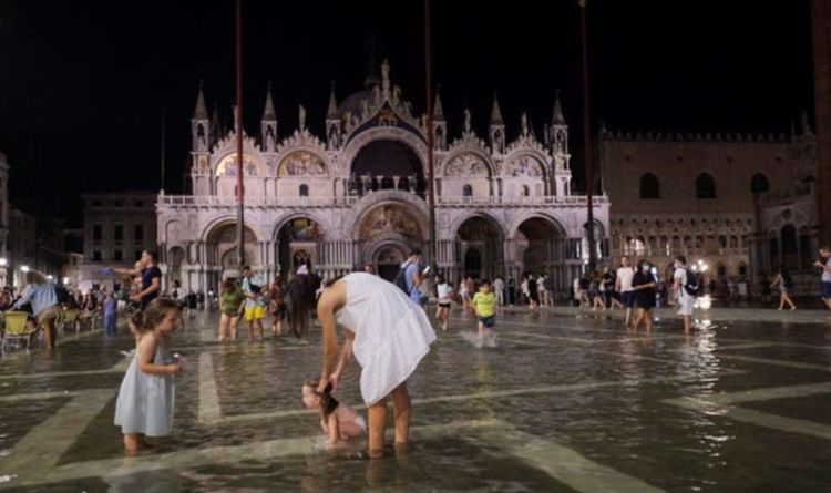 Venise SOUS L'EAU : Des inondations anormales inondent le point chaud italien historique - une place entière est submergée