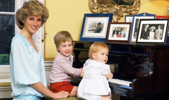 La princesse Diana était assise au piano avec Harry et William