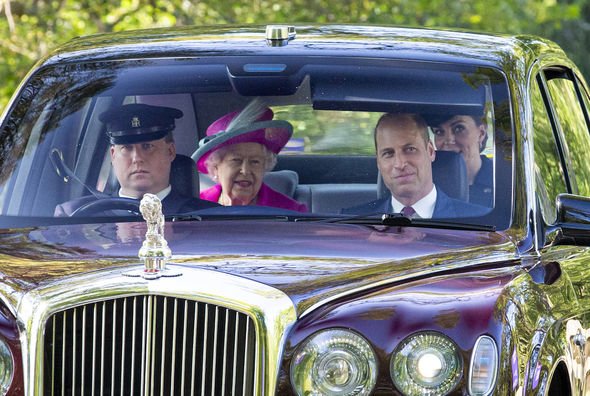 reine nouvelles balmoral présente kate prince william visiter george charlotte louis famille royale