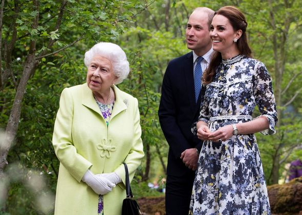 reine nouvelles balmoral présente kate prince william visiter george charlotte louis famille royale