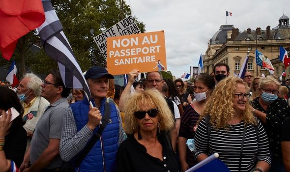 La France proteste contre les passeports Covid.