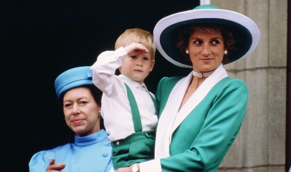 La princesse Diana tient le jeune Harry