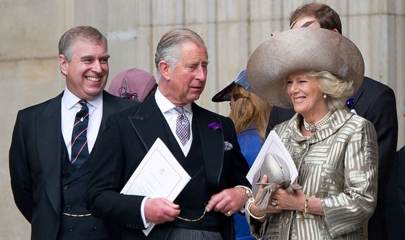 Prince Charles: Andrew est le deuxième plus jeune frère de Charles – un écart d'âge de neuf ans