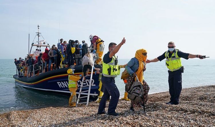Les passages de migrants au Royaume-Uni atteignent un niveau RECORD avec «1 000 tentatives» pour se rendre dans le Kent en une journée