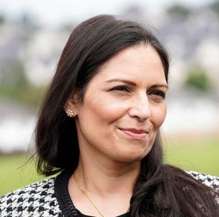 Priti Patel se corse !  Les forces frontalières sommées de repousser les bateaux de migrants vers la France