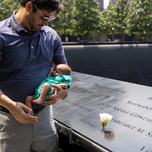 Jon Egan avec le nouveau-né Dean au mémorial de Ground Zero