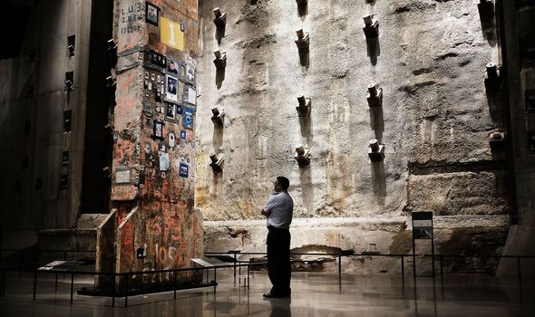 Un visiteur regarde à l'intérieur du musée du 11 septembre.