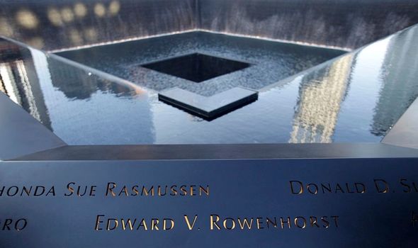Noms des morts le long d'une piscine commémorative du 11 septembre.