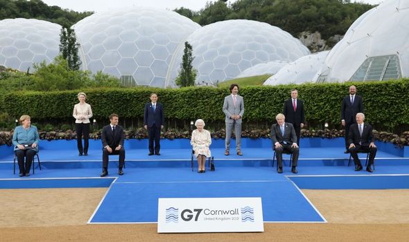 Photo du sommet du G7 avec la reine