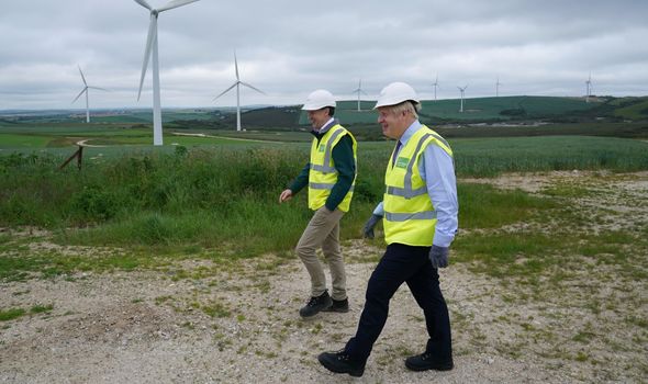 Boris Johnson dans un parc éolien