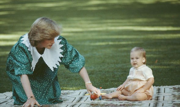 Jeunes membres de la famille royale: un William encore plus jeune avec sa mère profitant du soleil dans un parc