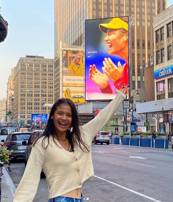 Renommée mondiale : Raducanu pose avec sa photo sur un panneau d'affichage à Times Square à New York
