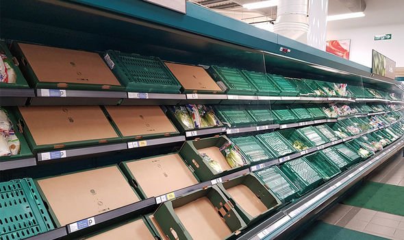 Les étagères des supermarchés vides à l'épicerie britannique
