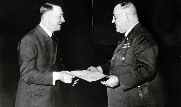 Adolf Hitler avec son docteur Theodore Morell.