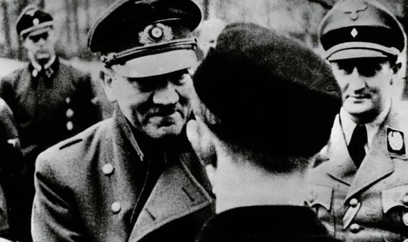 Adolf Hitler décerne des décorations aux Jeunesses hitlériennes