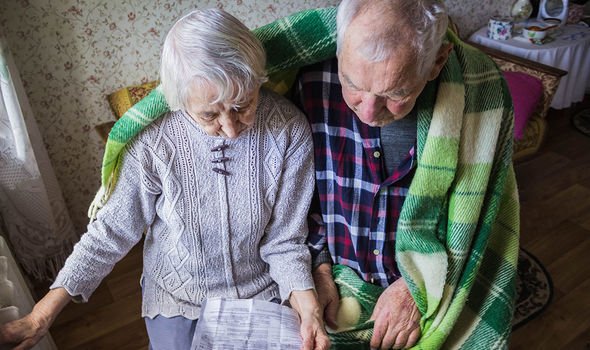 Couple de personnes âgées en précarité énergétique