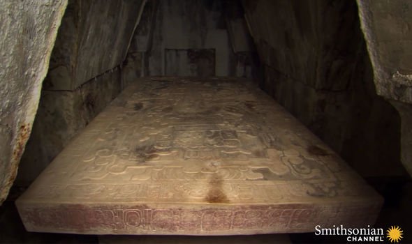 Tombeau maya : La dalle de pierre que les archéologues ont trouvée dans le temple était gravée de hiéroglyphes