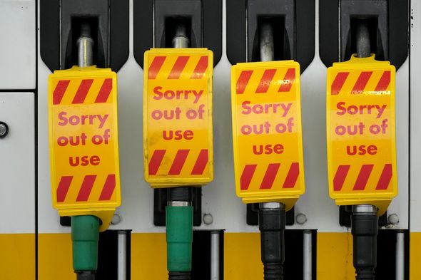 Crise du pétrole alors que les gens commencent à paniquer pour acheter du carburant